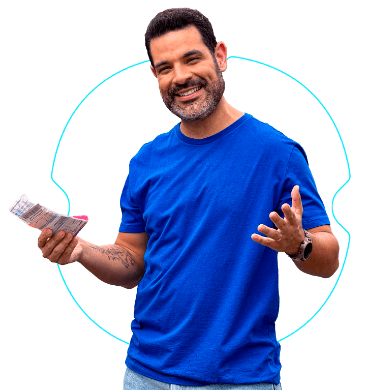 Pessoa feliz com antecipação salarial